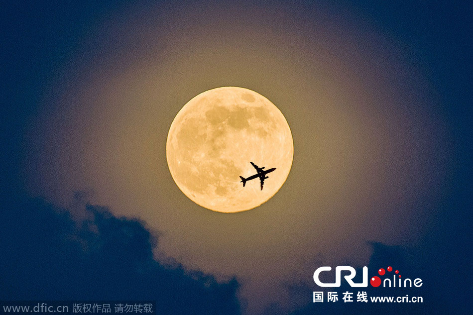 8月10日，19點(diǎn)15分，深圳上空的超級(jí)月亮。圖片來源：鄧飛/東方IC