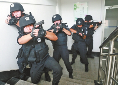 進入樓道后，特警開始地毯式搜索。