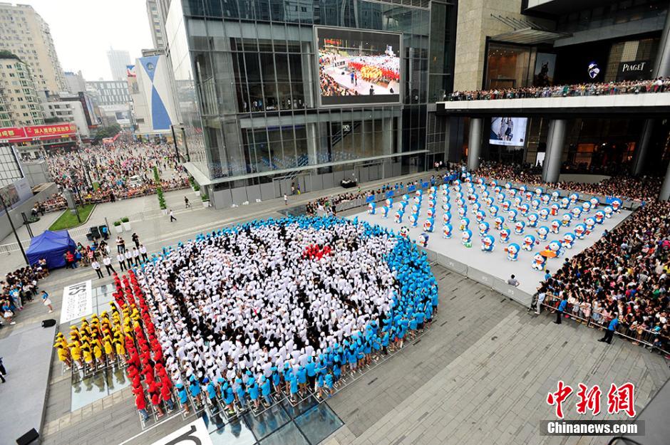 圖為來自全國各地的1293名粉絲共同完成史上最大的哆啦A夢拼圖。
