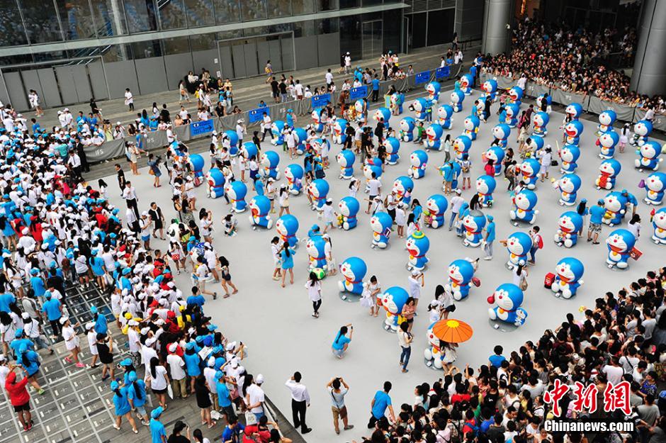 圖為成都民眾狂熱追捧哆啦A夢。