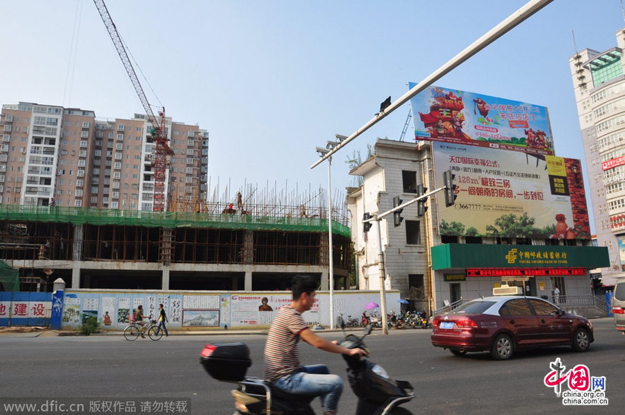 營業(yè)網(wǎng)點周圍也都在開發(fā)建設,唯有這座三層小樓極為扎眼。