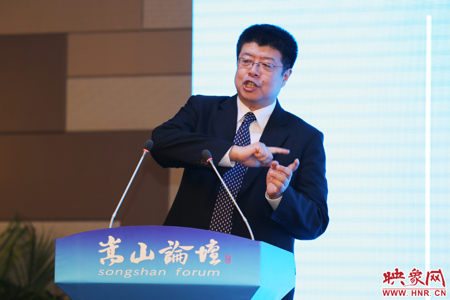北京大學(xué)文化資源研究中心主任張頤武演講。
