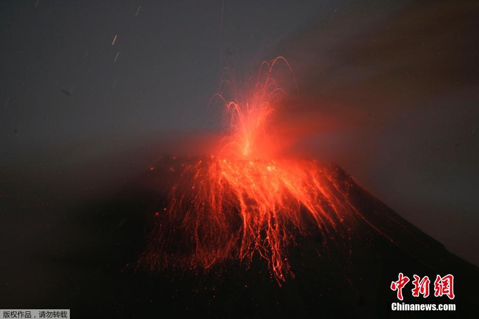 當(dāng)?shù)貢r(shí)間8月24日，厄瓜多爾通古拉瓦火山噴發(fā)，熔巖噴出宛如末世。