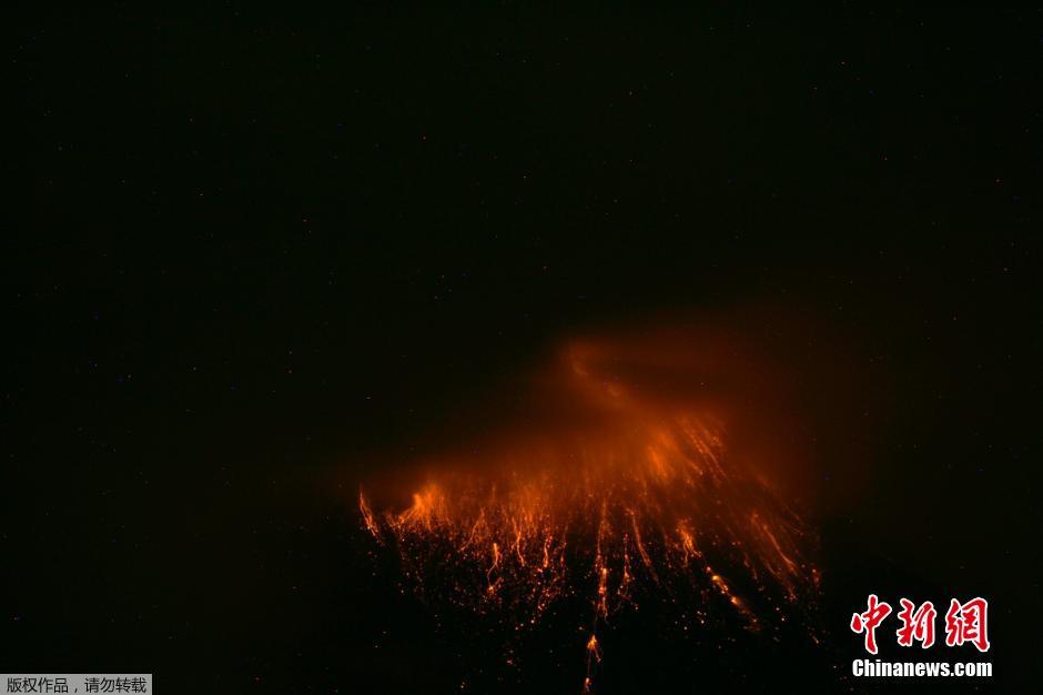 當(dāng)?shù)貢r(shí)間8月24日，厄瓜多爾通古拉瓦火山噴發(fā)，熔巖噴出宛如末世。