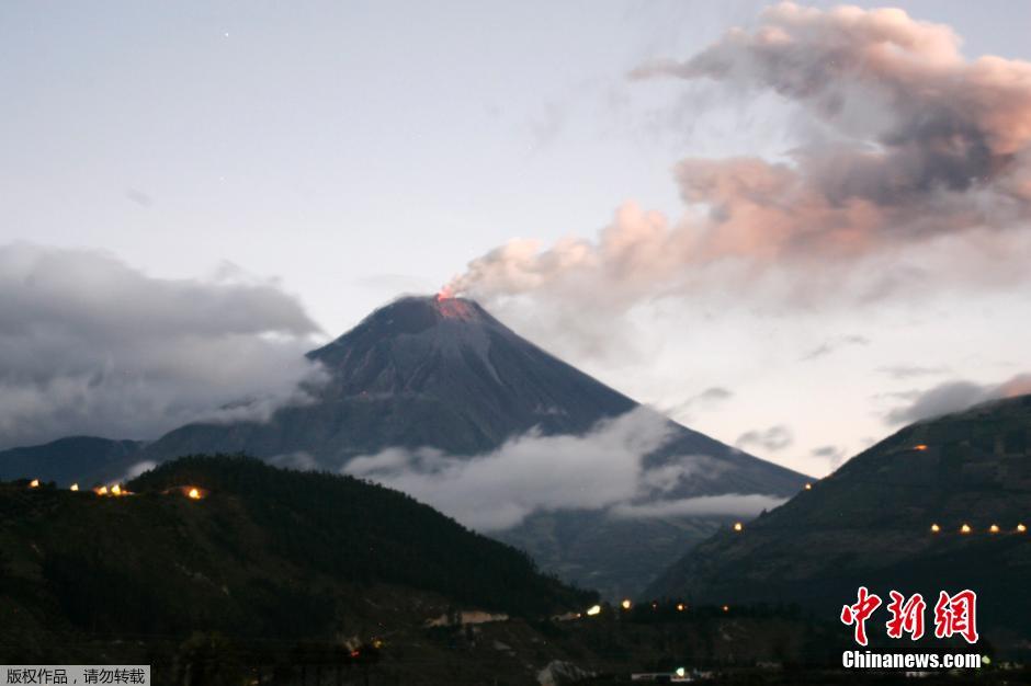 當(dāng)?shù)貢r(shí)間8月24日，厄瓜多爾通古拉瓦火山噴發(fā)，熔巖噴出宛如末世。