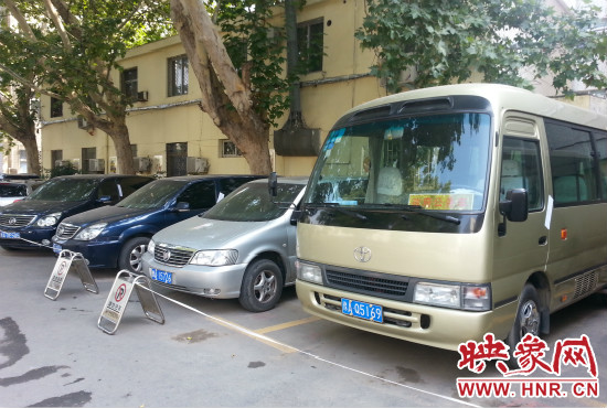 管城區(qū)委院內(nèi)已經(jīng)被封存公車在停車場(chǎng)停放。
