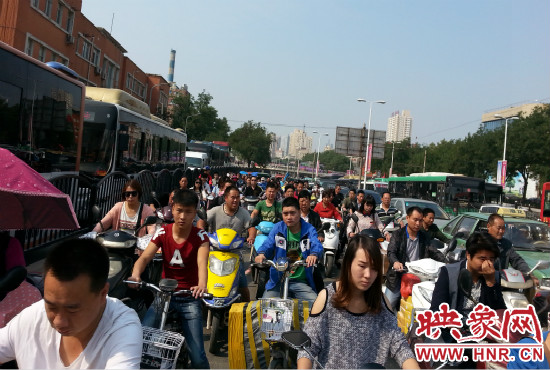 在一些易堵路段車輛仍然“寸步難行”。