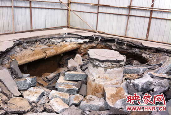 此次路面塌陷的直徑約為3米，深度有2米左右，坑內布滿了碎石，路面下方20厘米左右。