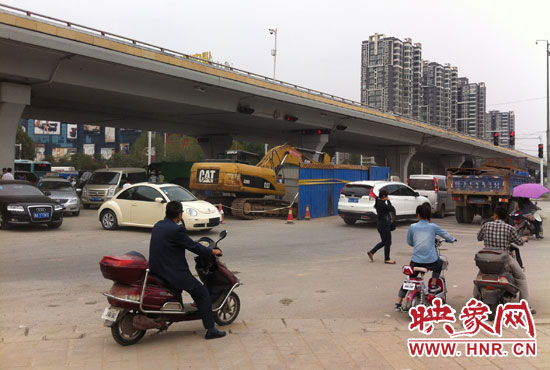 此次塌陷位于鄭州市西三環(huán)與中原路交叉口東側路西，對交通影響明顯。