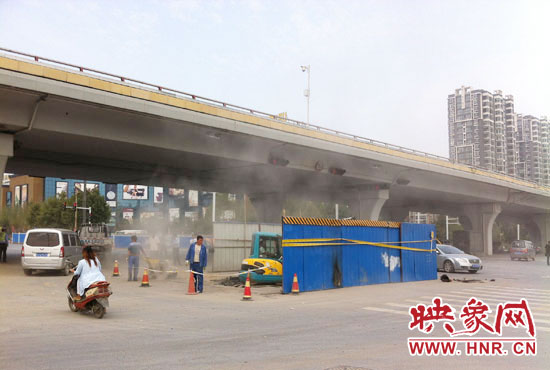 施工單位對塌陷處進行路面切割，造成路面塵土飛揚。