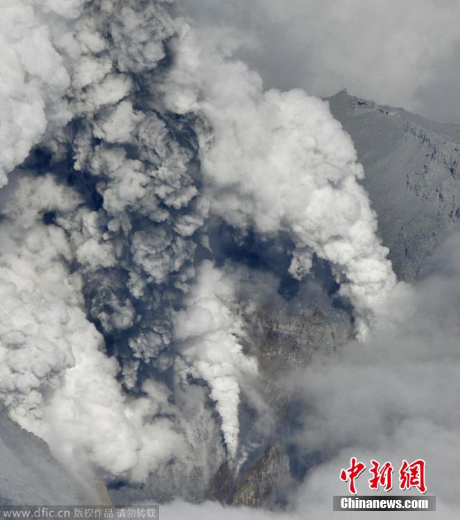 當(dāng)?shù)貢r間2014年9月27日，日本中部御岳山發(fā)生噴發(fā)，或已造成數(shù)人受傷。