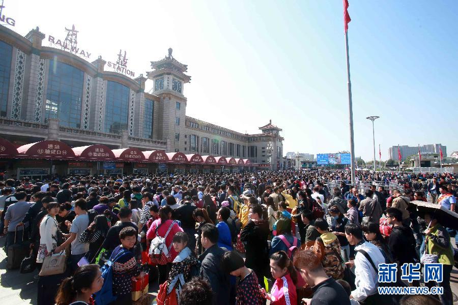  10月6日，在北京火車站，人們排隊(duì)進(jìn)站。