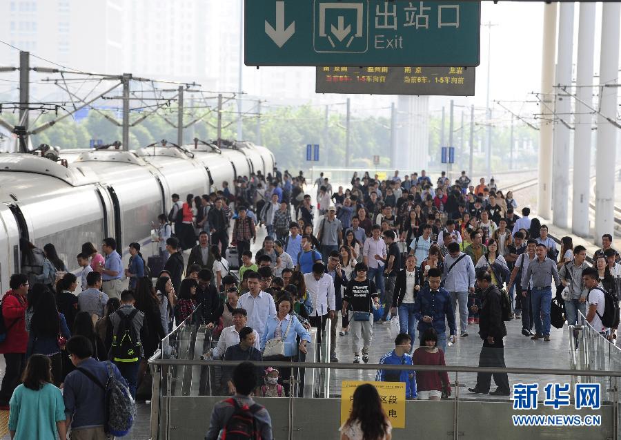 10月6日，無錫火車站站臺上人頭攢動。
