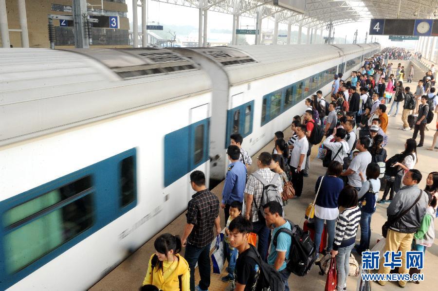 10月6日，在安徽銅陵火車站，大批旅客在站臺上等候乘車。