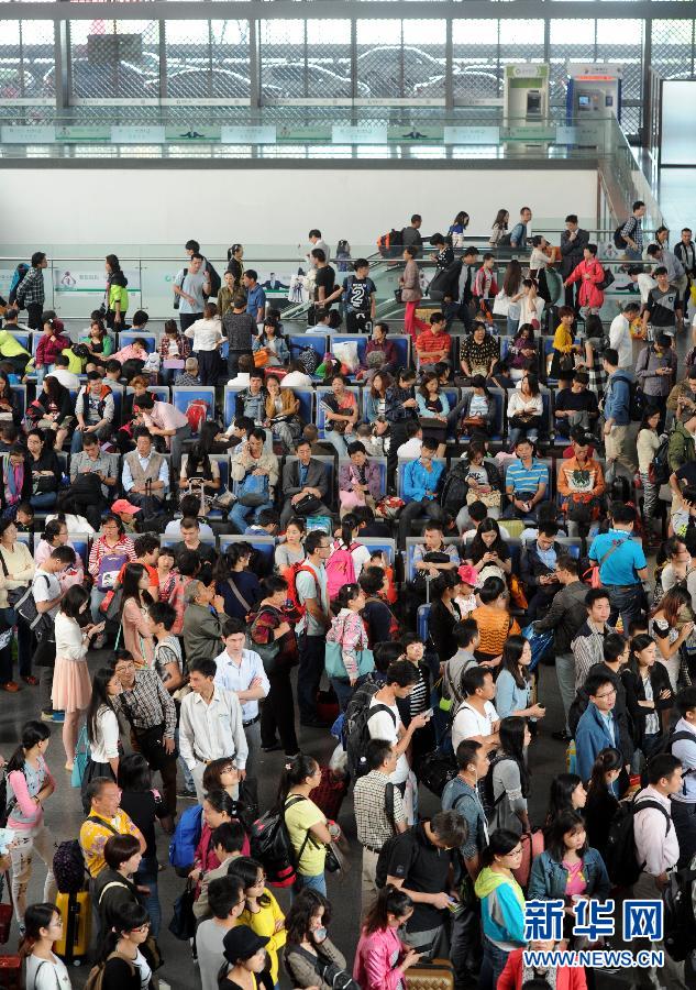 10月6日，旅客在蘇州火車站候車大廳等候乘車。