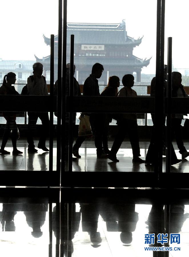 10月6日，旅客排隊(duì)進(jìn)入蘇州火車站二樓候車大廳。