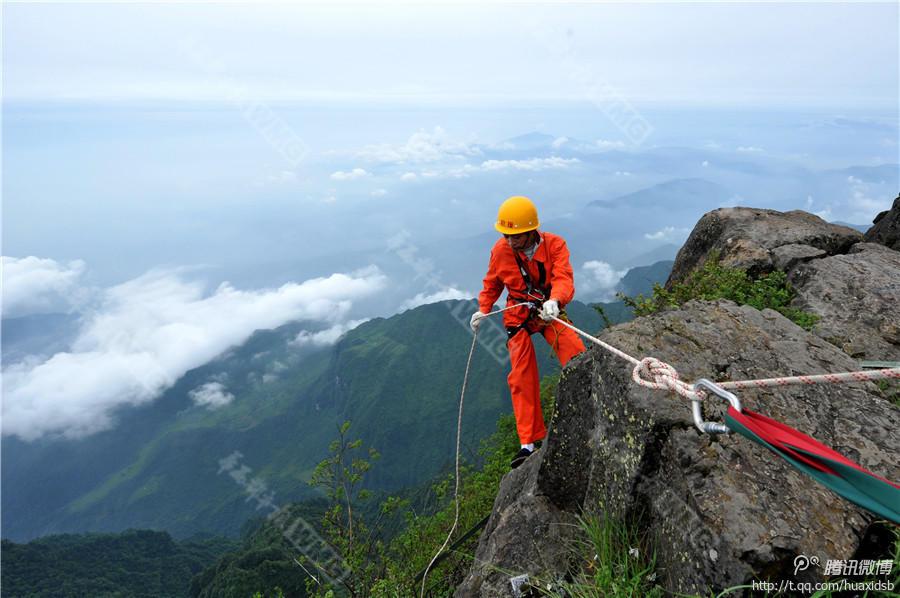 10月5日，峨眉山景區(qū)清潔工彭文才下到巖壁清理游客丟棄的垃圾。