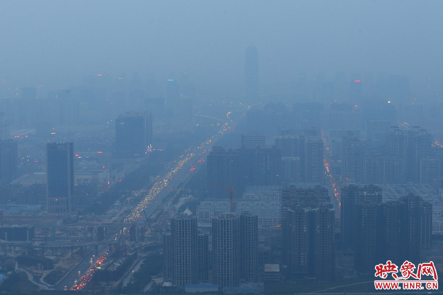 18：07鄭州被霧霾包裹著，不遠(yuǎn)處的建筑隱約可見(jiàn)。