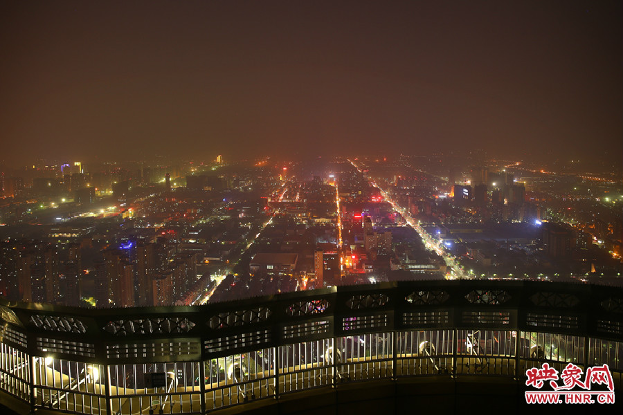18：40鄭州沉浸在一片霧霾中，都市的燈光霧蒙蒙的，夜空看不到月亮的蹤跡。