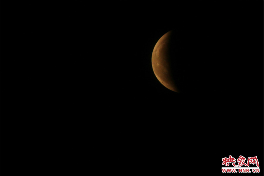 19：47夜風(fēng)吹散了霧霾，月亮漸露芳容。