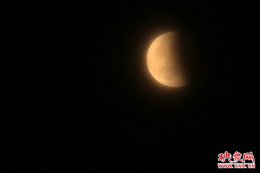 20：11夜空依然能見(jiàn)度很低，月亮看起來(lái)總是霧蒙蒙的。