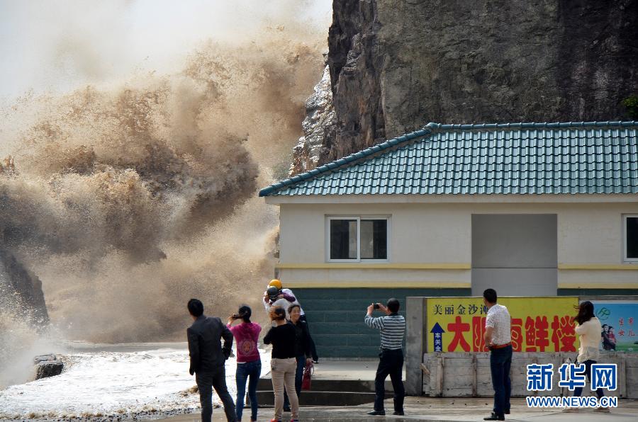 10月12日，浙江省溫嶺市石塘鎮(zhèn)海域出現(xiàn)大浪。