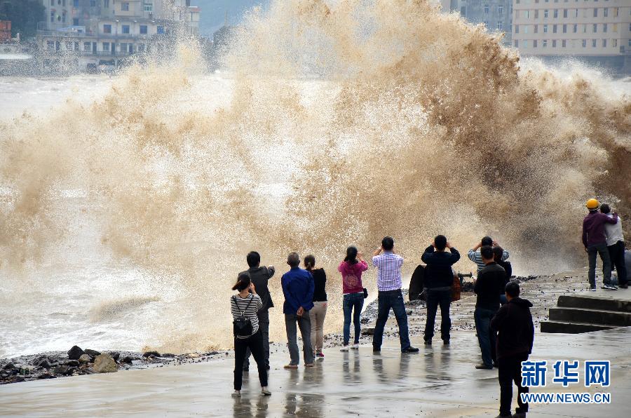 10月12日，人們在浙江省溫嶺市石塘鎮(zhèn)觀看大浪。