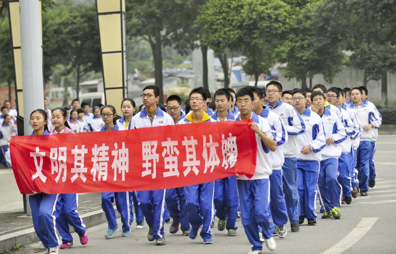 10月14日，成都七中萬(wàn)達(dá)學(xué)校實(shí)行三年跑六百公里才能畢業(yè)，現(xiàn)場(chǎng)學(xué)生開(kāi)始長(zhǎng)跑。
