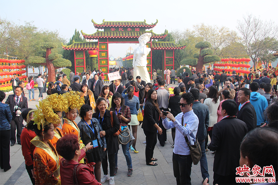 與會領(lǐng)導(dǎo)與嘉賓入園賞菊。