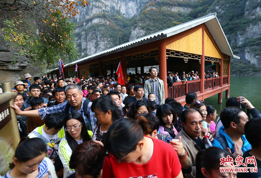 由于長時(shí)間擁擠不動，導(dǎo)致游客產(chǎn)生了焦躁的情緒