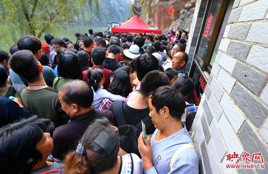 游船售票處前，游客被擠得無法轉(zhuǎn)身