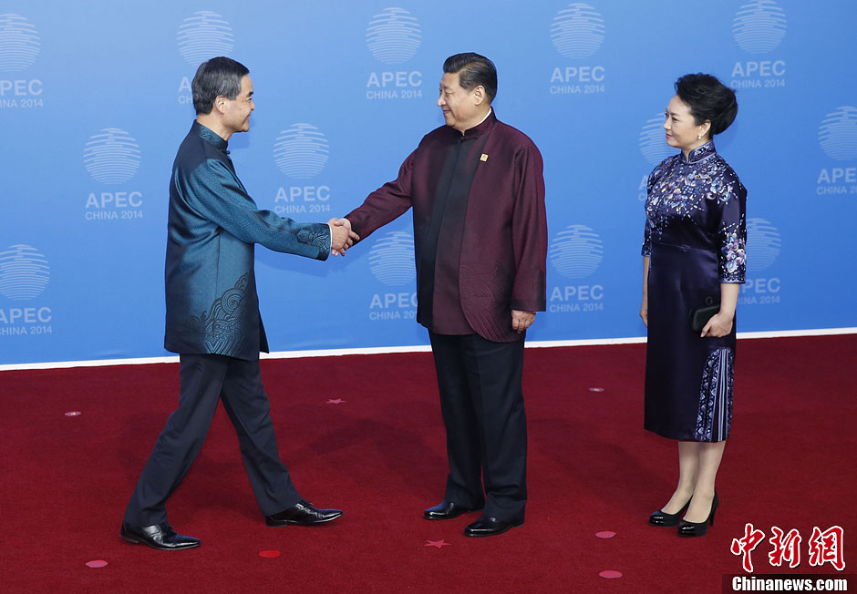 圖為習近平夫婦歡迎中國香港特別行政區(qū)行政長官梁振英。中新社發(fā) 杜洋 攝