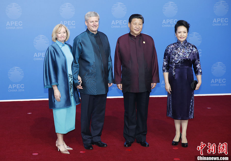 圖為習近平夫婦歡迎加拿大總理哈珀夫婦。中新社發(fā) 杜洋 攝