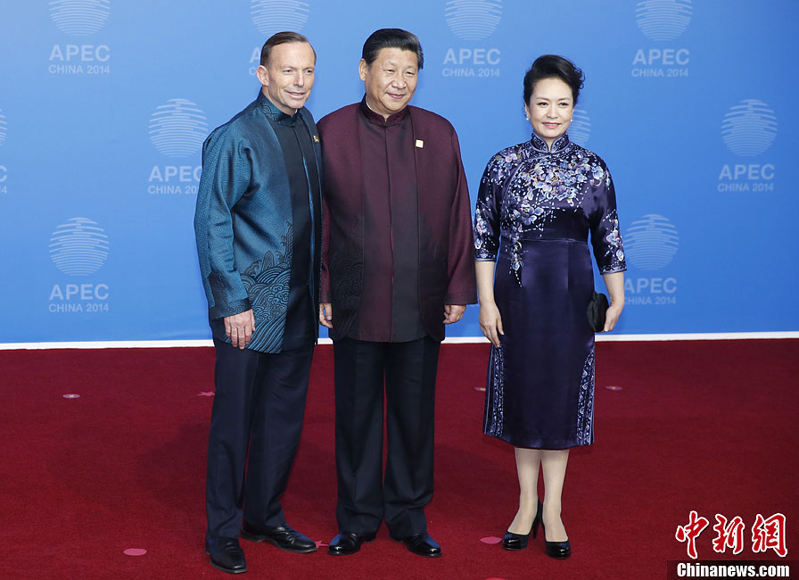 圖為習近平夫婦歡迎澳大利亞總理阿博特。中新社發(fā) 杜洋 攝