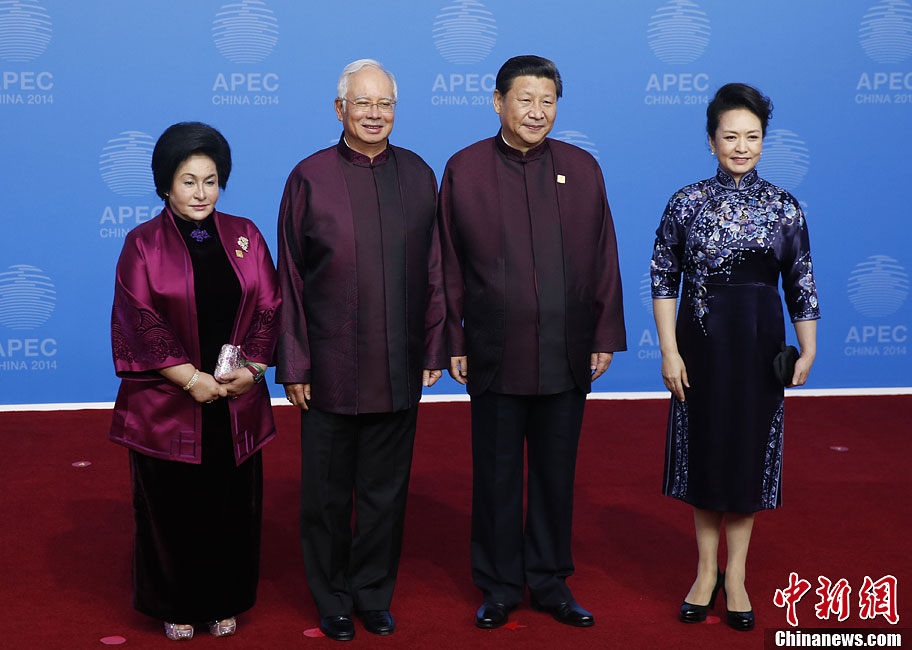 圖為習近平夫婦歡迎馬來西亞總理納吉布夫婦。中新社發(fā) 杜洋 攝