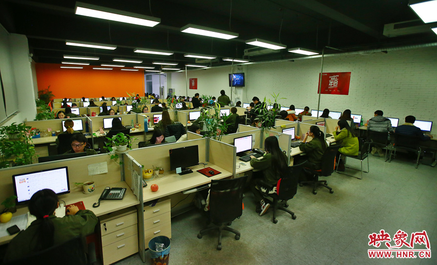 客服大廳內(nèi)，每天電腦前都坐著忙碌的客服人員