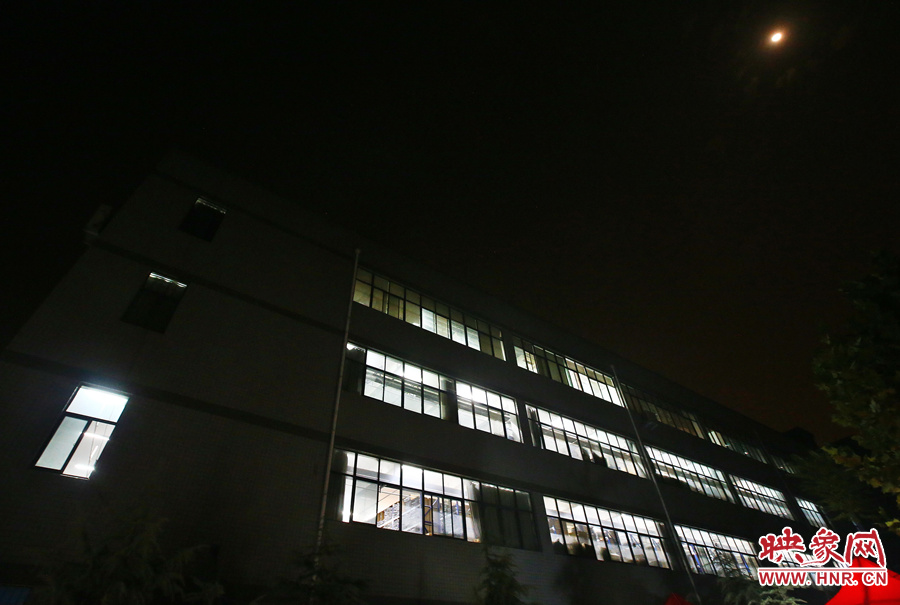 夜已深，燈火通明的大廳內(nèi)卻熱火朝天