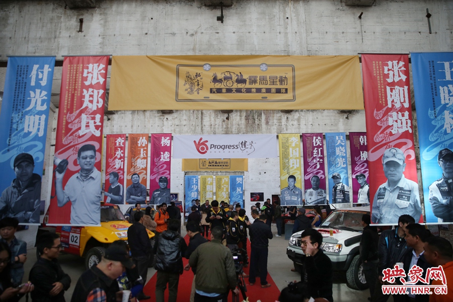 11月11日，河南30年賽車歷程《賽車手眼里的世界》攝影展開展。