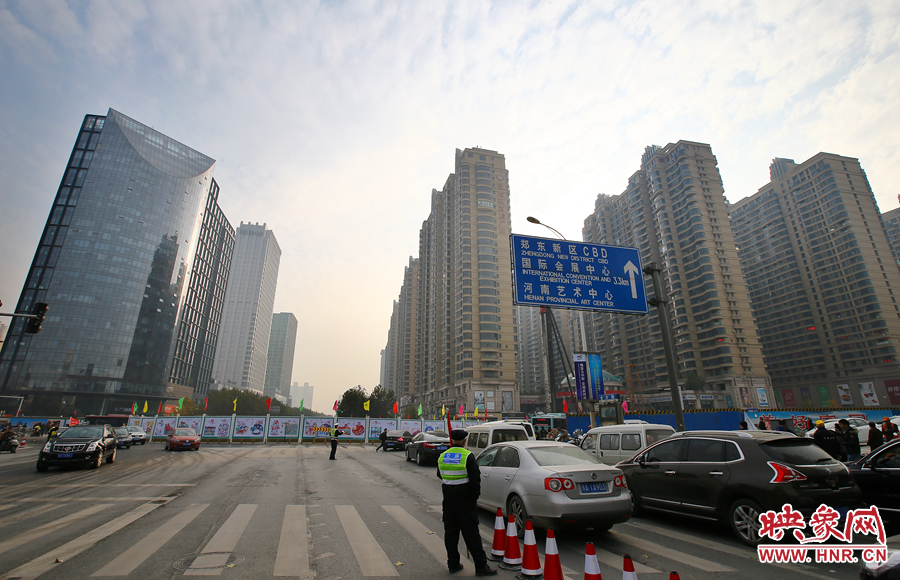 由于圍擋，汽車司機看不到對面的紅綠燈，車輛通行全靠交警現(xiàn)場指揮