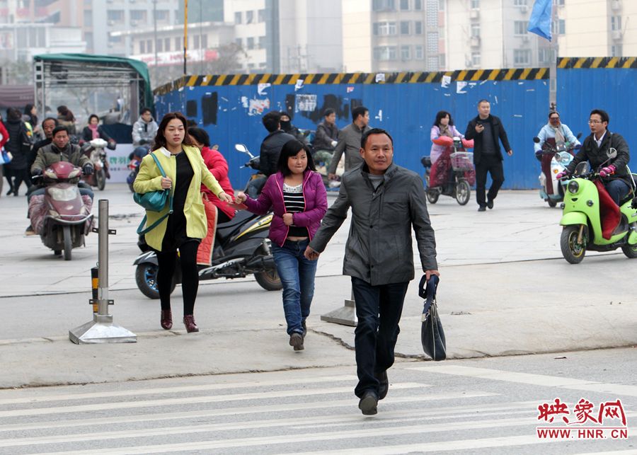 因為堵車，許多上班族飛奔在路上