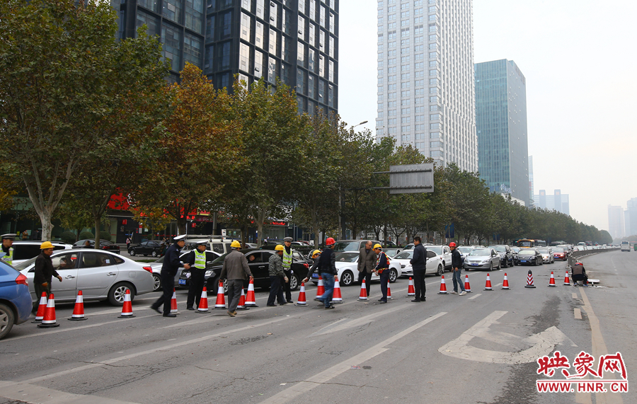早上高峰期到來前，交警和工作人員設置道路引導警示樁