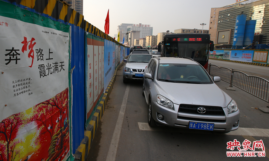 每條路的路口都壓縮成雙車道，大大減緩了汽車通行速度