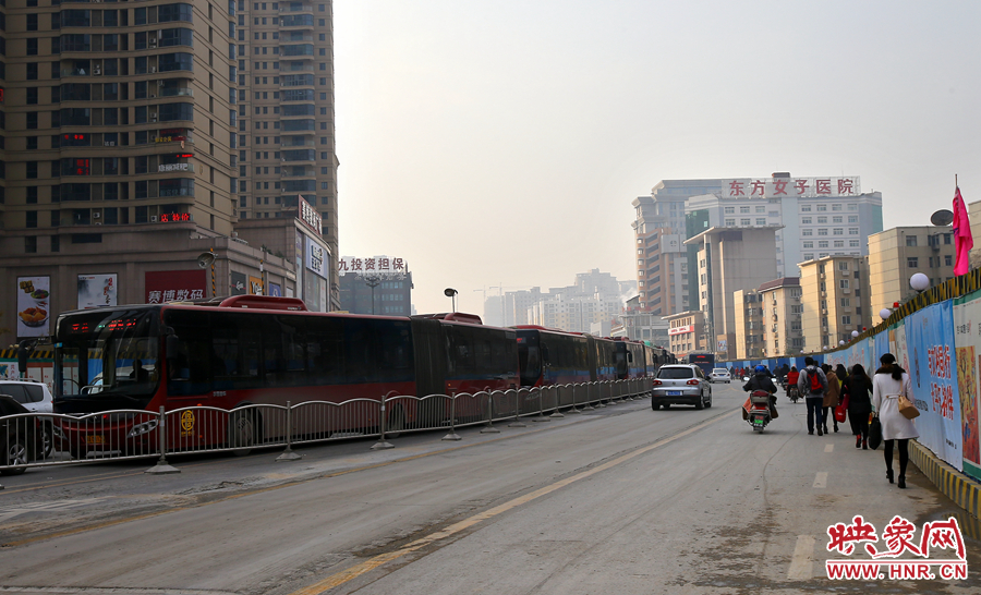 未來路道路兩邊施工，行人和非機動在機動車道路上通行