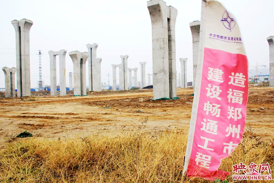 施工現(xiàn)場還插放著“建設暢通鄭州，造福鄭州市民”的條幅。