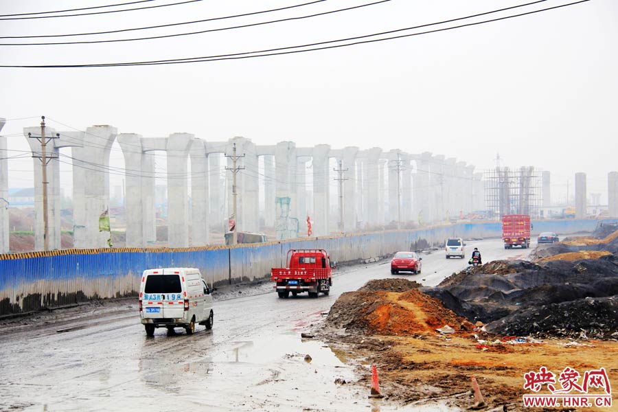 鄭平路柴郭轉盤處以及圍擋兩邊預留的道路坑坑洼洼，無人維護，造成事故頻發(fā)，經(jīng)常堵車。