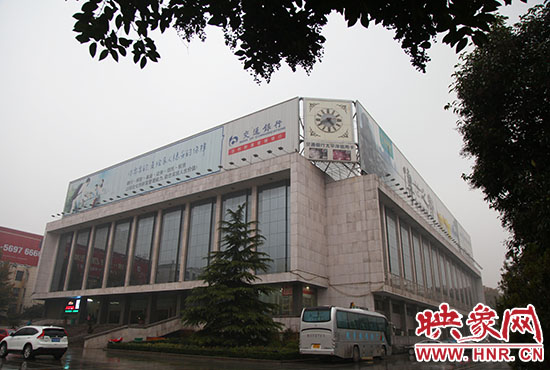 兩塊巨幅廣告牌仍然存在。