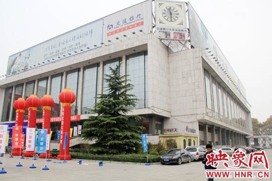 11月28日，記者從鄭州市政府獲悉，河南省人民會(huì)堂決定拆除違法存在10多年的巨型樓頂廣告。