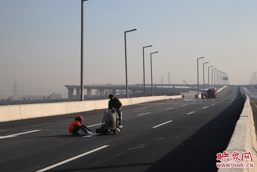 部門路段工人正在噴畫道路標線。