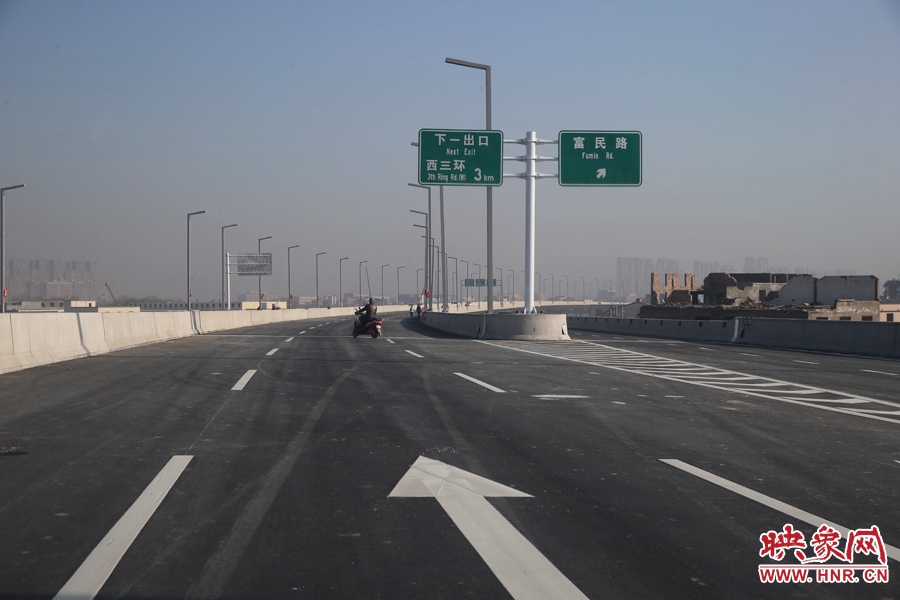 西三環(huán)方向與富民路出口。