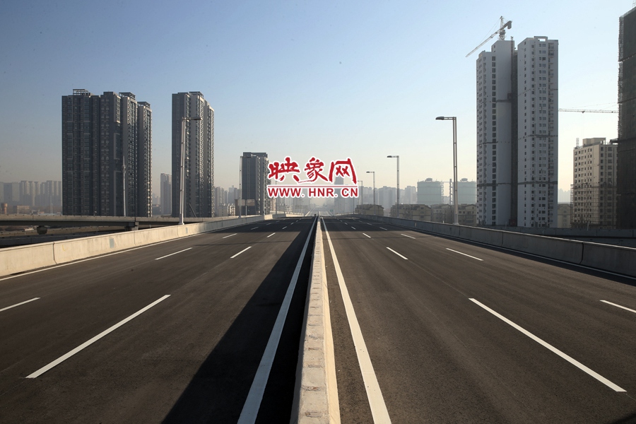 隴海高架過西三環(huán)進入市區(qū)。